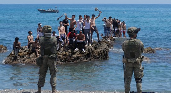 Еврокомиссия призвала Марокко остановить поток мигрантов в Сеуту