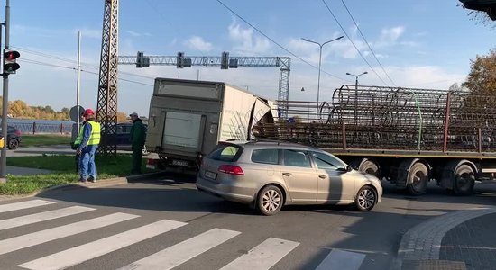 Divu kravas auto sadursme Mūkusalas ielā bloķējusi satiksmi