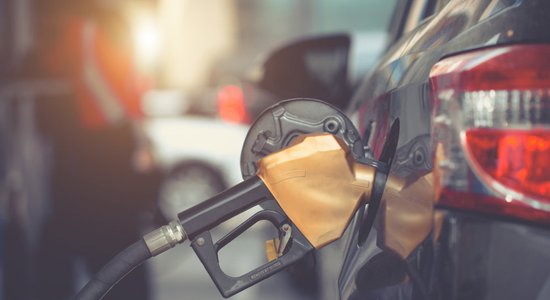 Цена на бензин в Латвии превысила "психологический" предел в два евро