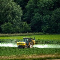 Еврокомиссия намерена резко снизить использование пестицидов и удобрений в ЕС
