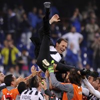 Foto: 'Juventus' ceturto gadu pēc kārtas triumfē Itālijas A sērijas futbola čempionātā