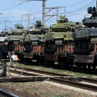Krievija turpina koncentrēt spēkus; netālu no Ukrainas robežas ieradies ešelons ar 50 tankiem