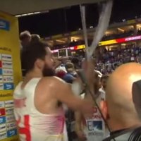 Video: Spānijas spēlētājs Mirotičs pēc zaudējuma saplosa Serbijas karogu