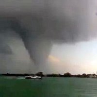 Video: Venēcijā viesuļvētra rauj jumtus un paceļ auto; viens mirušais