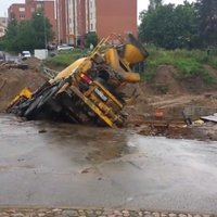 Video: Lietuvā būvbedrē iegāžas celtnis un betona vedējs
