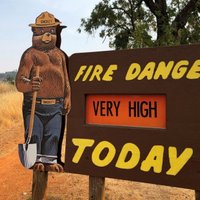 Kalifornijā lūdz palīdzību cīņā ar ugunsgrēkiem