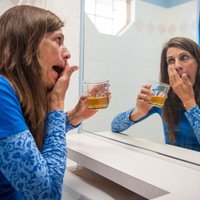 ASV sieviete dzer savu urīnu un tīra tajā zobus