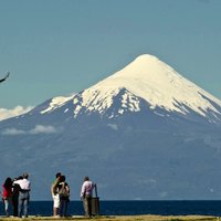 Dienas ceļojumu foto: Tūristi vēro majestātisko Osorno vulkānu Čīlē