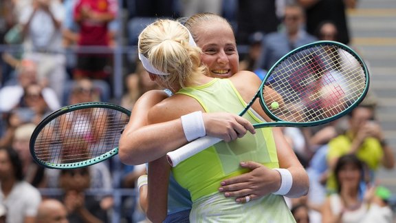 Jeļena Ostapenko, Ludmila Kičenoka