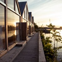 No Peldmājas Pāvilostā līdz mazdārziņmājai Kanādā: piecas neparastas mājas uz ūdens