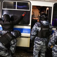 Video: Maskavā aizturētie paši stumj noslāpušu policijas autobusu
