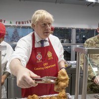 Video: Boriss Džonsons Igaunijā britu karavīriem pasniedz svētku ēdienu