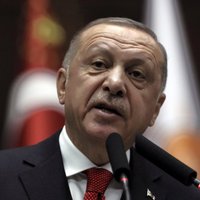 Erdogans draud 'dot mācību' Lībijas feldmaršalam Haftaram