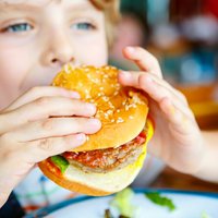 Kas jādara šodien, lai bērns nekad nesaskartos ar aptaukošanās problēmām: pediatra ieteikumi