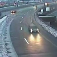 Video: ASV automašīna nokrīt no viadukta