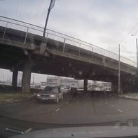 Top 6 video izlase: Latvijas autobraucēju ķezas apļveida krustojumos