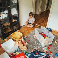 Kā iemācīt bērnam sakārtot rotaļlietas un pildīt pienākumus mājās