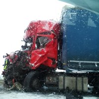 ФОТО: Лобовое столкновение двух грузовиков – движение на шоссе блокировано