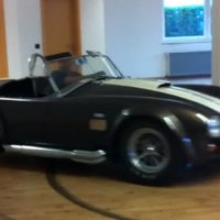 Video: drifts ar 'Cobra' automobili dzīvojamā istabā