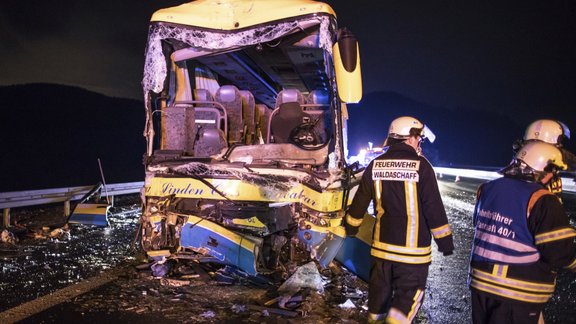 Kravas mašīnas un autobusa sadursme Vācijā - 4