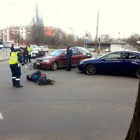 Dzirciema un Slokas ielas krustojumā auto sadūries ar motociklu