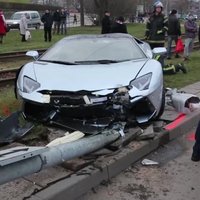 Video: Jaudīgs 'Lamborghini' Tallinā taranē laternu un aptur tramvaju satiksmi