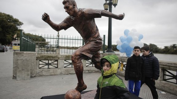 statue Lionel Messi in Buenos Aires