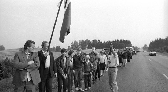 Cēsu apkaimē filmēšanas vajadzībām rekonstruēs Baltijas ceļu