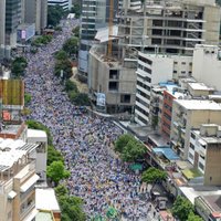 Foto: Venecuēlā tūkstošiem cilvēku pieprasa prezidentu atkāpties