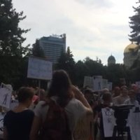 Video: Kalnmeiera atkāpšanos 'Rīdzenes sarunu' dēļ piketā prasa aptuveni simts cilvēku