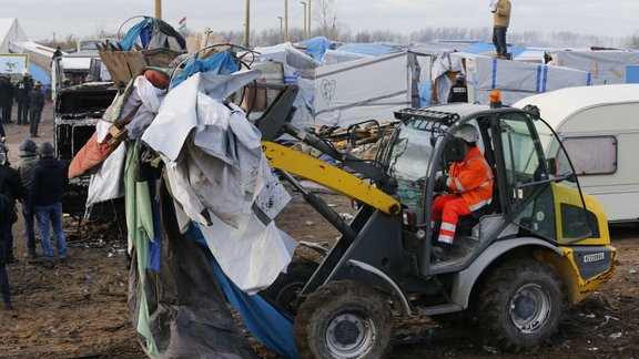 Kalē nojauc migrantu nometni "Džungļi" - 1