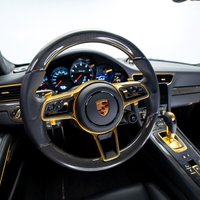 Foto: Latvijā pārbūvēts 'Porsche 911' ar oglekļa šķiedras virsbūvi un tīra zelta apdari