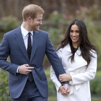 ФОТО: Невеста принца Гарри показала помолвочное кольцо