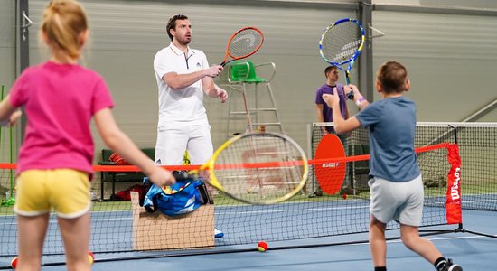 Foto: Ernests Gulbis kopā ar treneriem vērtē 630 jaunos tenisistus