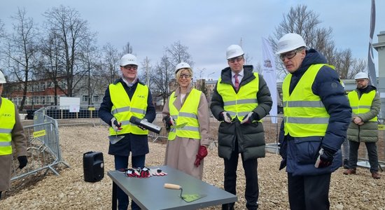 'Daugavas' stadiona vieglatlētikas manēžas pamatos ievieto kapsulu