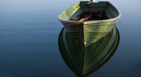 Nevarēja atrast krastu – VUGD no ezera Nīcā izgābj apmaldījušos laivotājus