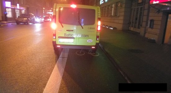 Foto: Taksisti Rīgā iecienījuši veloceliņus