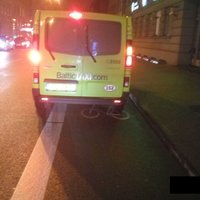 Foto: Taksisti Rīgā iecienījuši veloceliņus