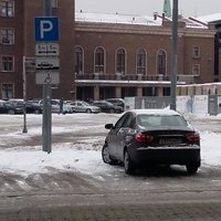 Foto: Svētku parkošanās trakums Rīgā – auto atstāj invalīdu stāvvietās