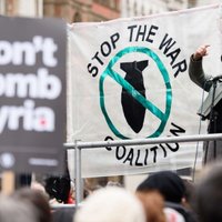 Londonā protestē pret britu iesaistīšanos uzlidojumos Sīrijā