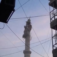Iespaidīgi kadri: Pēc tanka šāviena Sīrijā sagrūst minarets