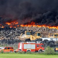 Foto: Spānijā izcēlies milzīgs ugunsgrēks riepu izgāztuvē