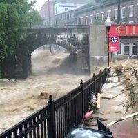 Video: Spēcīgās lietusgāzes Elikotsitijas ielas pārvērš upēs