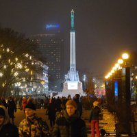 ФОТО. Сотни людей в центре Риги встретили Новый год