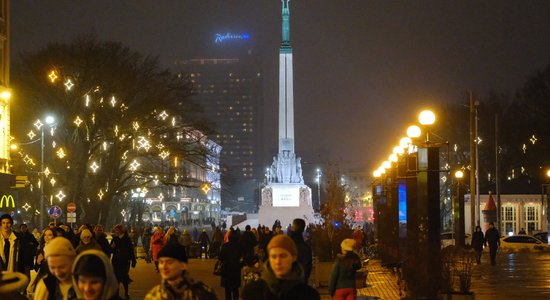 ФОТО. Сотни людей в центре Риги встретили Новый год