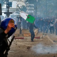 Foto: Vardarbīgās protestētāju un policijas sadursmēs Alžīrijā ievainoti vairāki cilvēki