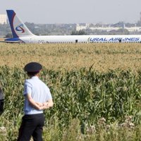 Пассажирский самолет совершил жесткую посадку в поле в Подмосковье (+ видео посадки)