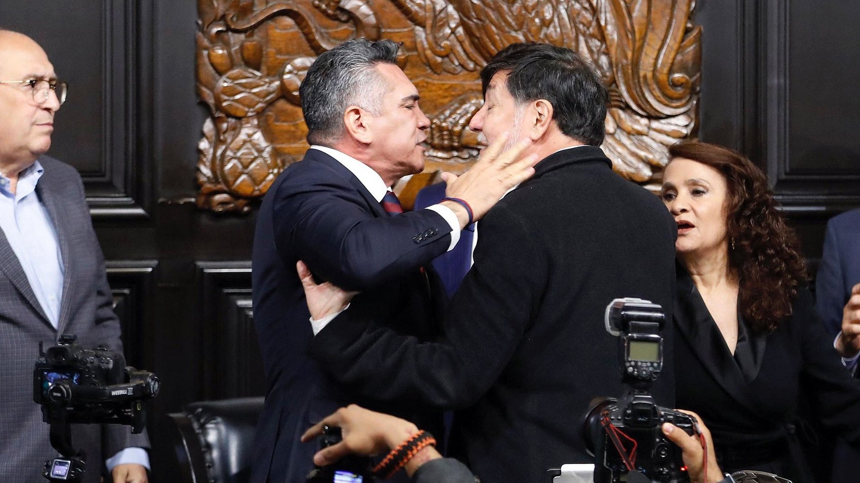 Video: Meksikā pēc spraigām debatēm sakaujas divi senatori