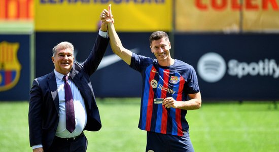 'Barcelona' prezentē Levandovski ar citam futbolistam piederošu numuru