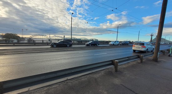 Foto: Četru auto sadursme uz Akmens tilta "iepauzē" satiksmi centra virzienā